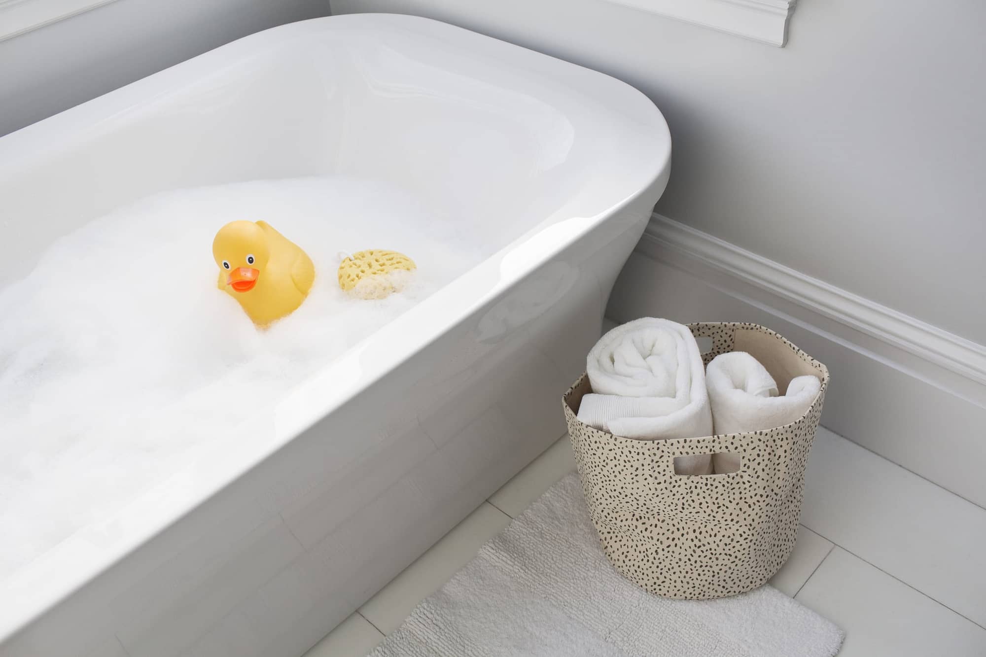 You are currently viewing Rub a Dub Dub how to really clean your Tub!